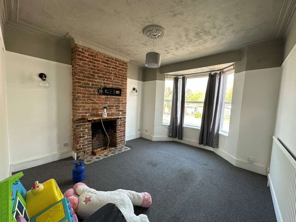 Lot: 103 - THREE-BEDROOM END-TERRACE PROPERTY - Living Room with bay window